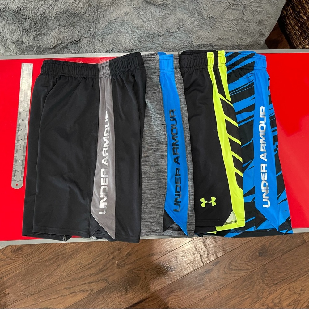 Under Armour Boys Shorts (4) Lot size youth medium